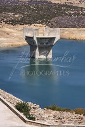 Image du Maroc Professionnelle de  Le barrage Oued El Makhazine, conçu pour le développement et  l'irrigation du périmètre du Loukkos. Ainsi les champs situés dans le triangle Ksar El Kébir, Larache, Moulay Bouselham profitent de cette infrastructure. Cette importante réalisation située sur El Oued Loukkos sert à la régularisation inter annuelle des débits tout en formant une protection contre les crues, au Jeudi 1er Septembre 2005 à cette datte le barrage dispose 309 Million de M3. (Photo / Abdeljalil Bounhar)